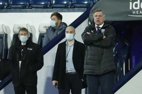 Premier League trong cơn bão Covid-19: 'Hỗn chiến vì hoãn hay không hoãn'