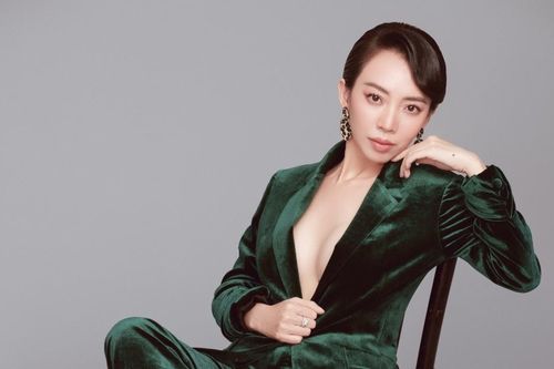Thu Trang xin phép Tiến Luật chụp ảnh gợi cảm, nhìn kết quả ai cũng tròn xoe mắt