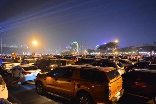 Người dân trải chiếu ăn uống, ngồi trên ô tô chờ xem pháo hoa mừng năm mới 2021