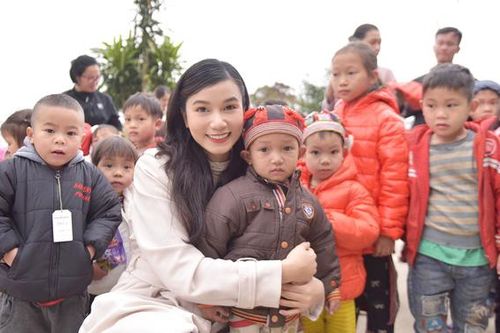 Lương Giang mang áo ấm đến với học sinh vùng cao