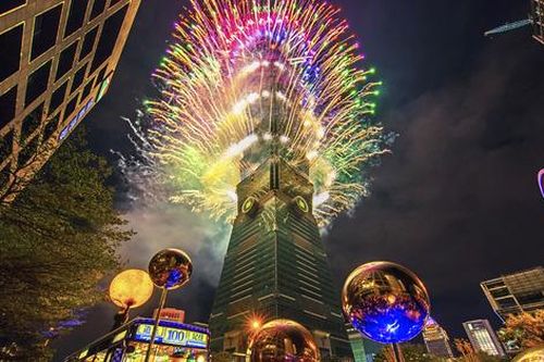 Tòa tháp Taipei 101 bắn pháo hoa chủ đề 'Tình yêu' đón giao thừa 2021