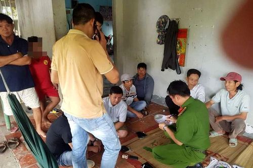 Triệt phá ổ bạc bầu cua trong nhà dân, bắt 8 con bạc