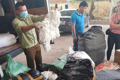 Phát hiện lô găng tay cao su đã qua sử dụng đang trên đường đưa đi tiêu thụ