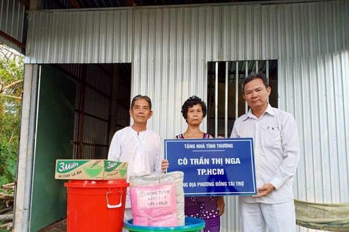 Trao nhà tình thương, phẫu thuật mắt cho người nghèo