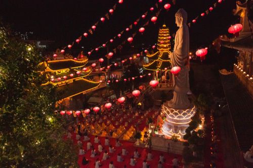 Đêm hoa đăng vía Phật A Di Đà tại chùa Vạn Đức
