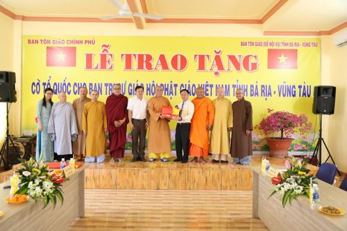 BR-VT: Ban Tôn giáo Chính phủ trao tặng cờ Tổ quốc đến Ban Trị sự