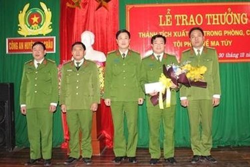 Khen thưởng Công an huyện Mai Châu bắt vụ vận chuyển 9 bánh heroin