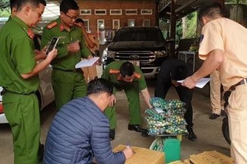 Cảnh sát giao thông bắt đối tượng vận chuyển pháo lậu