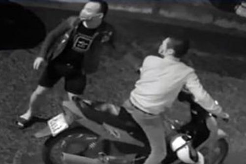 Phê ma túy chở nhau đi đập phá hàng loạt ôtô
