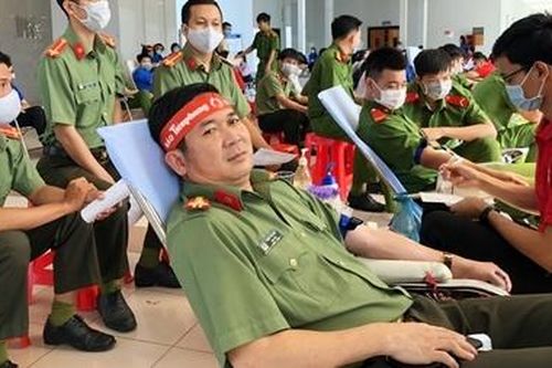 Giám đốc Công an tỉnh cùng 100 CBCS hiến máu tình nguyện