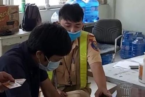 Phát hiện tài xế xe đầu kéo dương tính với ma túy, còn đem theo dao lê