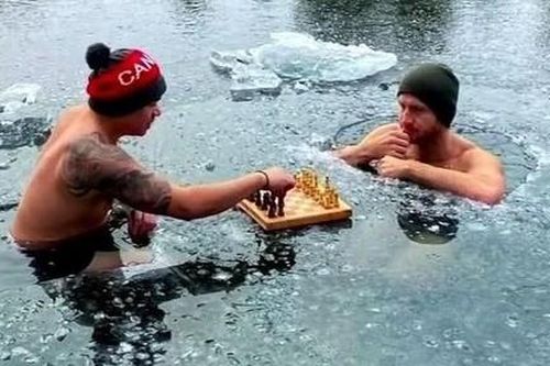 Đánh cờ dưới hồ nước đóng băng
