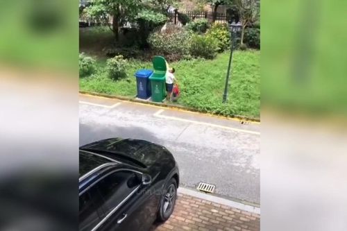 Bé con vứt rác điệu nghệ như làm xiếc