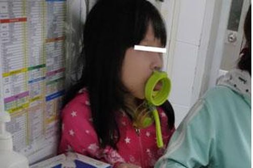 Tai nạn hy hữu: Bé gái 7 tuổi mắc kẹt lưỡi vào bình uống nước