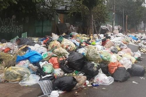 Hà Nội: Xuyên đêm di dời hơn 200 tấn rác thải tồn đọng trước thềm năm mới