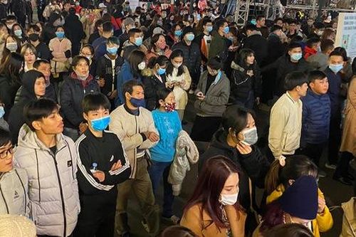 Hàng nghìn người ùn ùn kéo lên trung tâm Thủ đô đón năm mới 2021