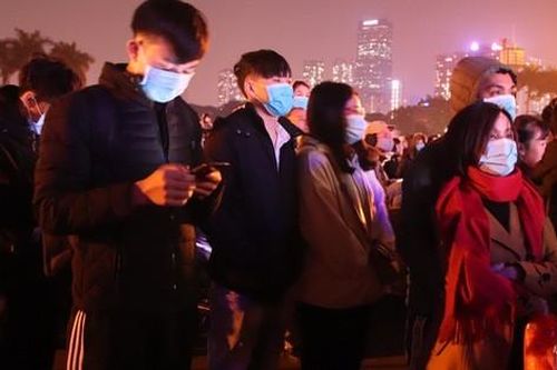 Hàng vạn người ùn ùn kéo đến sân vận động Mỹ Đình chờ đón countdown 2021