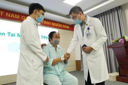 Mảnh xương gà nằm trong phế quản suốt 2 năm