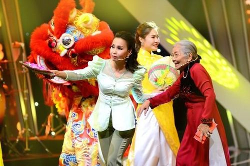 'Chị Tư' Cẩm Ly bất ngờ ra hẳn hai ca khúc mang màu sắc đối lập để mừng năm mới