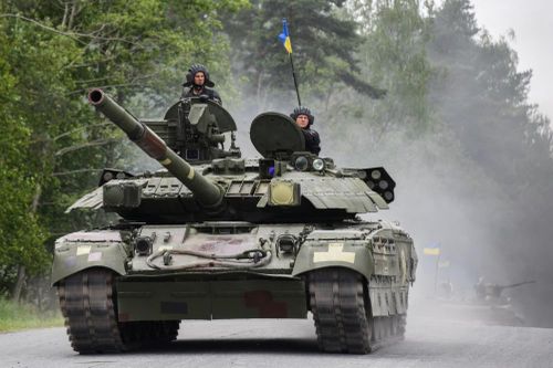 Căng thẳng tăng cao khi lượng lớn xe tăng Ukraine bất ngờ áp sát Donbass