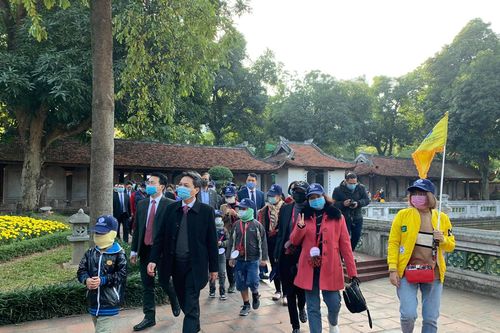 Hà Nội chào đón những du khách đầu tiên trong năm 2021