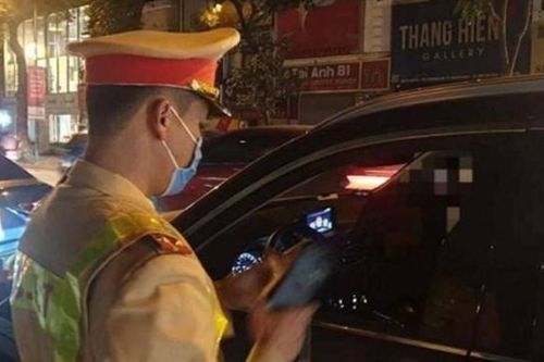 Nữ tài xế say ngất ngưởng lái ô tô trong đêm giao thừa