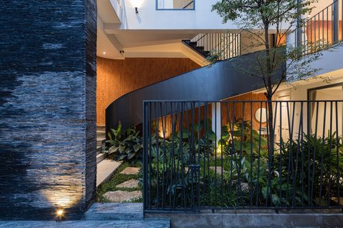 Ngôi nhà lệch tầng có vườn xanh của gia đình 3 thế hệ ở TP.HCM