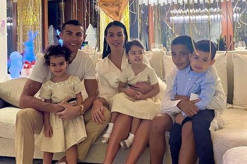 Ronaldo và các sao bóng đá đón chào năm mới 2021