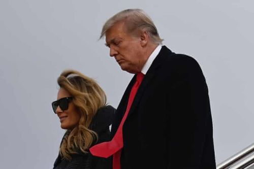 Ông Trump cắt ngắn nghỉ lễ, về lại Washington với tâm trạng bực bội