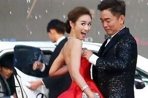 Nam ca sĩ Đài Loan gây tranh cãi khi chỉnh váy cho con gái