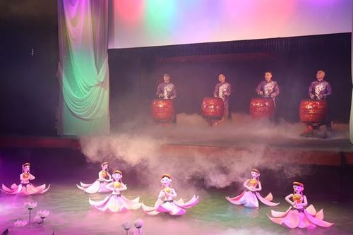 Thử nghiệm với Trăng: Rối biến hóa để 'bắt tay' du lịch