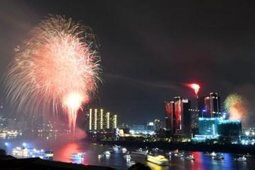 Pháo hoa lung linh chào đón năm mới 2021