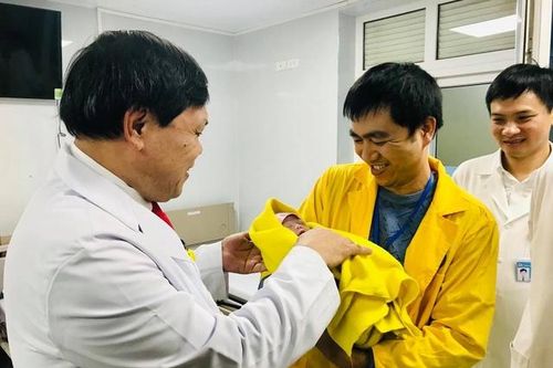 Vỡ òa hạnh phúc đón em bé đầu tiên chào đời lúc chuyển giao sang năm mới 2021