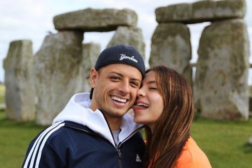 Vợ cựu tiền đạo MU, Chicharito diện bikini khoe dáng siêu nóng bỏng trong phòng ngủ
