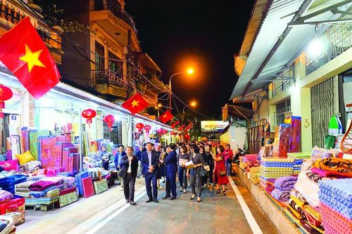 Tân cổ giao duyên ở phố cổ Kỳ Lừa