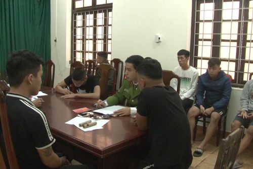 12 thanh niên 'cả gan' đốt pháo giữa trung tâm Huế