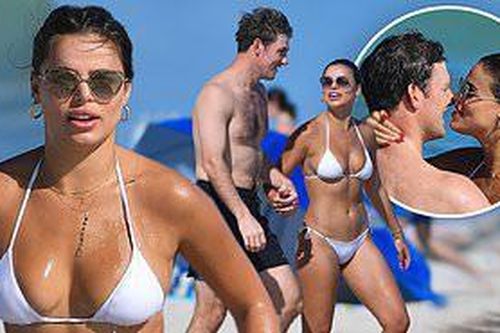 Mỹ nhân của tạp chí áo tắm danh tiếng Sports Illustrated 'bốc lửa' với bikini ở biển