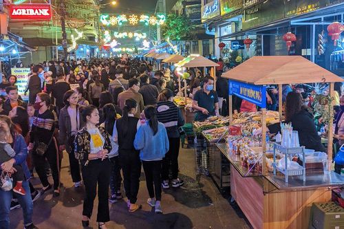 Phố đi bộ Kỳ Lừa hấp dẫn cả người già lẫn giới trẻ