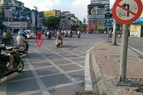 Gặp vạch kẻ đường mắt võng, di chuyển như nào để không bị phạt?