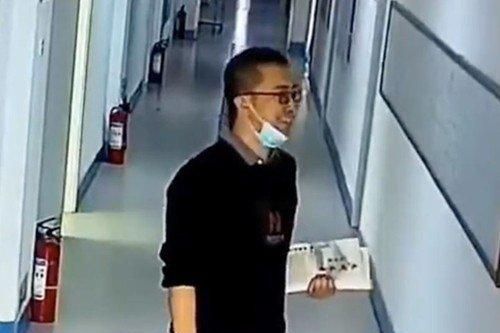 Thầy giáo cố nở nụ cười trước khi vào lớp và lý do cảm động phía sau