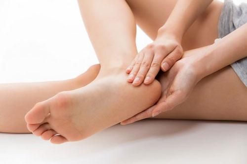 Cách chữa gót chân bị nứt nẻ
