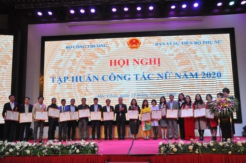 Thu hẹp khoảng cách giới, đề cao vai trò phụ nữ