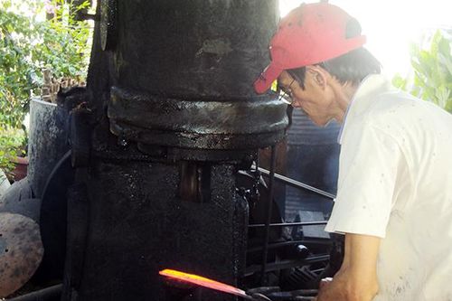 Lò rèn vẫn đỏ lửa