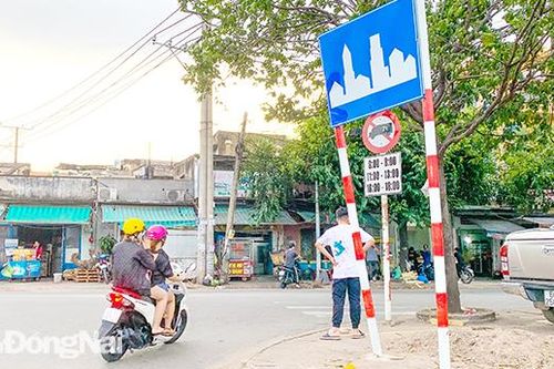 Biển báo bị nghiêng