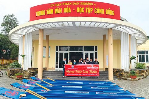 Trao thuyền cho vùng lũ - Sự kết nối yêu thương
