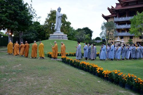 Trang nghiêm lễ vía Đức Phật A Di Đà tại chùa Huê Nghiêm
