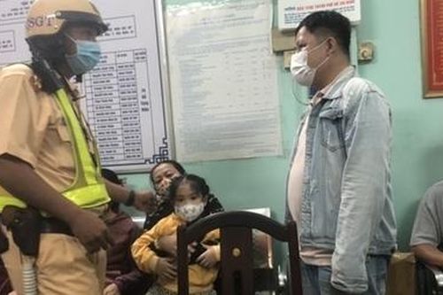 Gia đình xúc động nhận con gái bị lạc từ tay CSGT trong đêm giao thừa