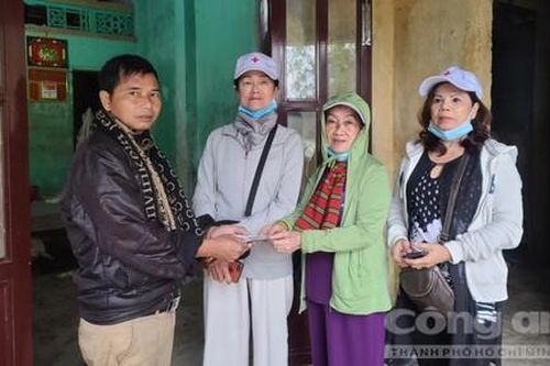 Từ thiện Tự Lập TP.HCM hỗ trợ bà con miền Trung gần 500 triệu đồng