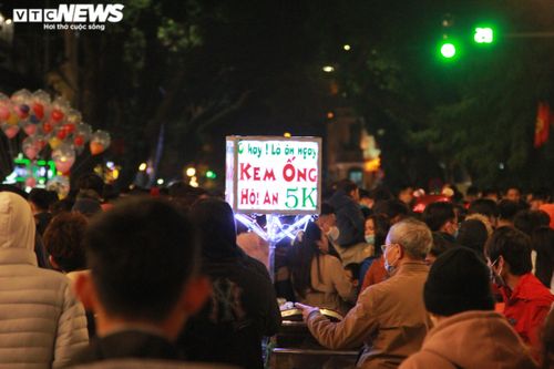 Hàng quán mọc như 'ma trận' trong phố đi bộ đón năm mới ở Thủ đô