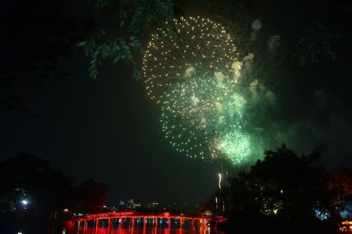 Mãn nhãn màn pháo hoa chào đón năm mới 2021